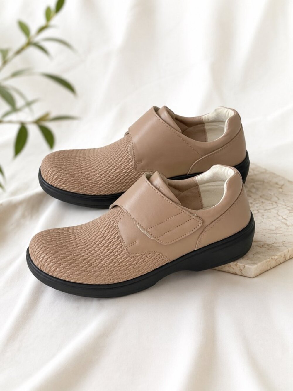 Propet Olivia Women's Shoes Adjustable Comfort Size 9.5M Stretchable Slip-On